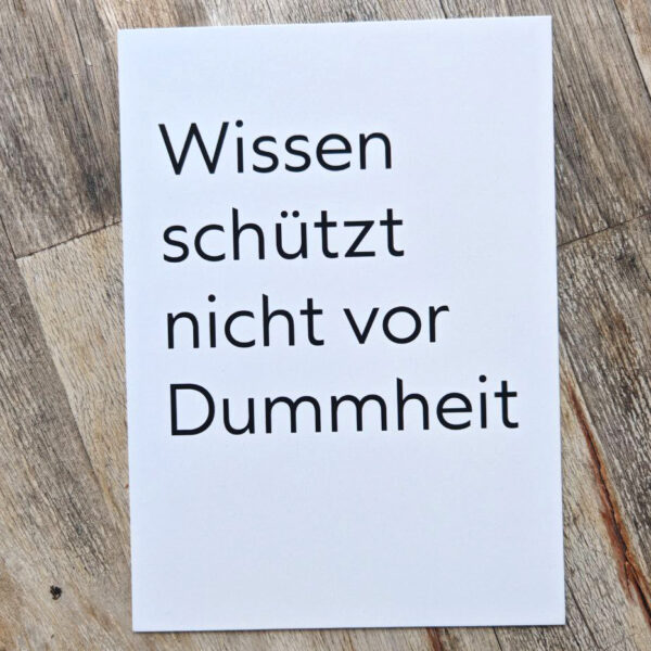 Wissen schützt nicht vor Dummheit - Postkarte